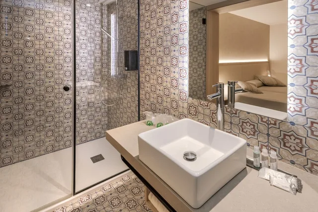 غرفة قياسية بسرير مزدوج وسرير فردي، Hotel Alhambra 6/9