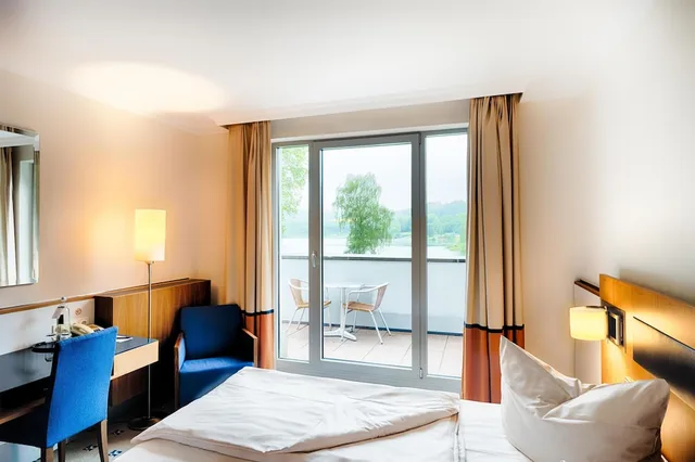 غرفة سوبيريور بسرير مزدوج بإطلالة على البحيرة لذوي الإعاقة، Welcome Hotel Meschede Hennesse 4/5