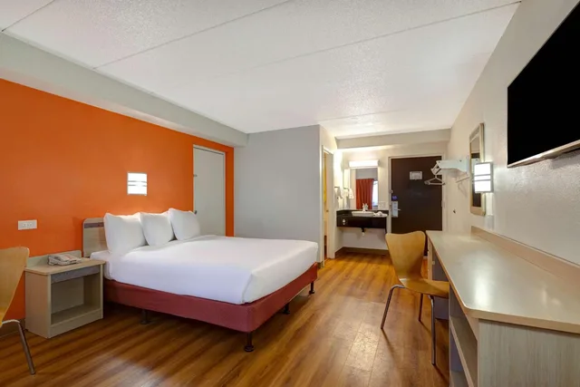 غرفة بسرير كوين للمدخنين، Motel6 Lakeville, MN - South - Lakeville 4/9