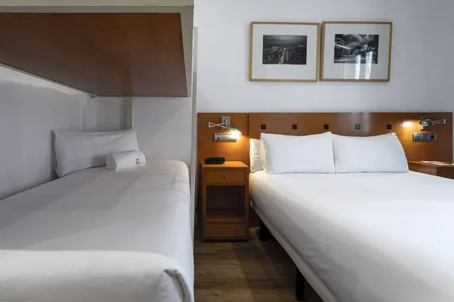 غرفة رباعية بسرير مزدوج وسرير بطابقين، Petit Palace Cliper Gran Via 7/10