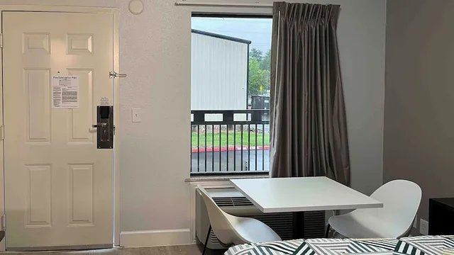 غرفة بسرير كينج بمطبخ، Studio6 Conroe, TX 6/6