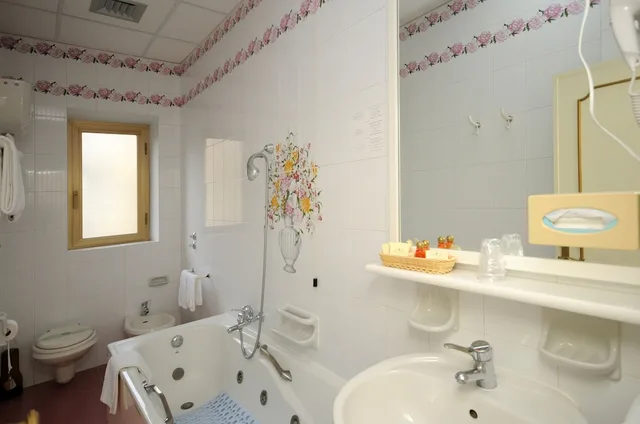 غرفة أساسية بسرير مزدوج أو سريرين منفصلين، Grand Hotel Excelsior 4/4