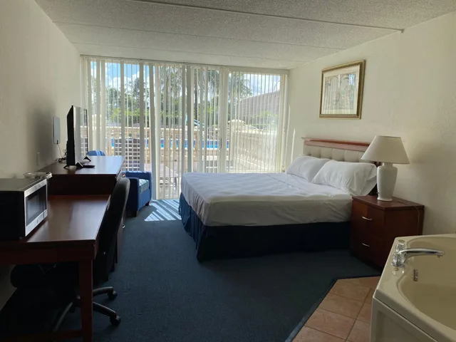 غرفة بسرير كينج بشرفة، Miami Gardens Inn and Suites 3/3