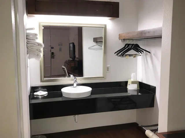 غرفة قياسية بسرير كينج لذوي الإعاقة، Motel6 Van Buren, AR 10/10