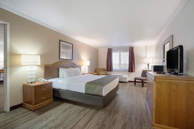 جناح بسرير كينج مع أريكة، Quality Inn Suites Lake Havasu City 6/8