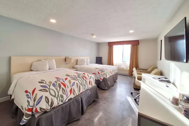 غرفة بسريرين كوين بإطلالة على البحيرة، Travelodge by Wyndham Indianapolis Speedway 2/3