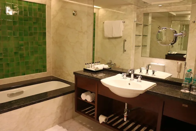 جناح تنفيذي بسرير كينج بغرفة نوم واحدة للمدخنين، Hyderabad Marriott Hotel And Convention Centre 7/9