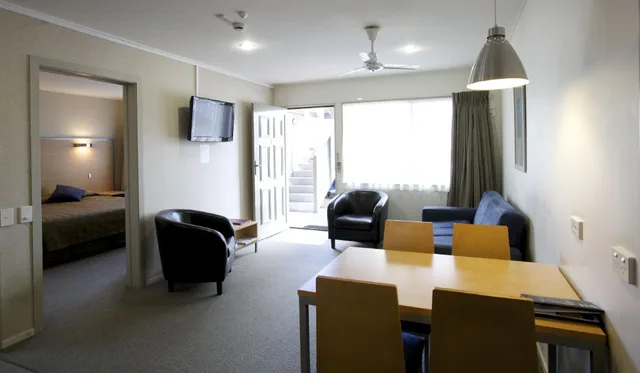 Standard, Landmark Manor Motel 1/1