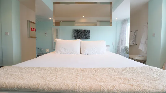 Suite, King Bed, Citrus Hotel Cheltenham By Compass Hospitality 3/10