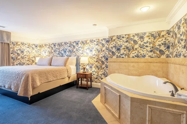 1 Bedroom, Suite, King Bed, The Red Coach Inn 2/2