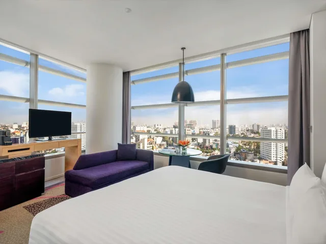 Deluxe, King Bed, Pullman Saigon Centre 7/10