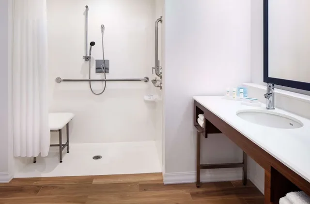 Room, King Bed, Water View, Accessible، Hampton Inn Boston Seaport District 2/2