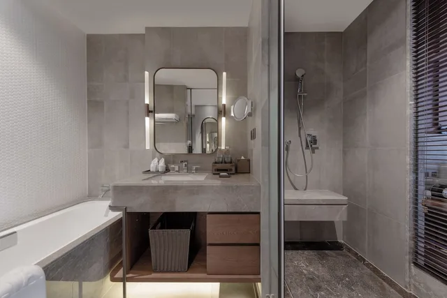غرفة متصلة عائلية بسرير كينج بشرفة مع أريكة، Melia Shanghai Parkside 4/4