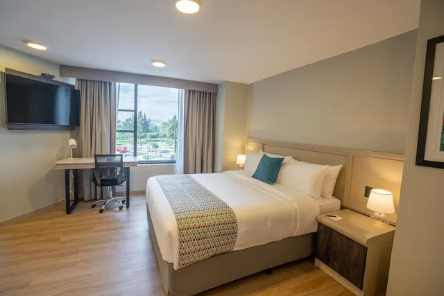 غرفة بسرير كوين مع أريكة، La Quinta by Wyndham Quito 6/10