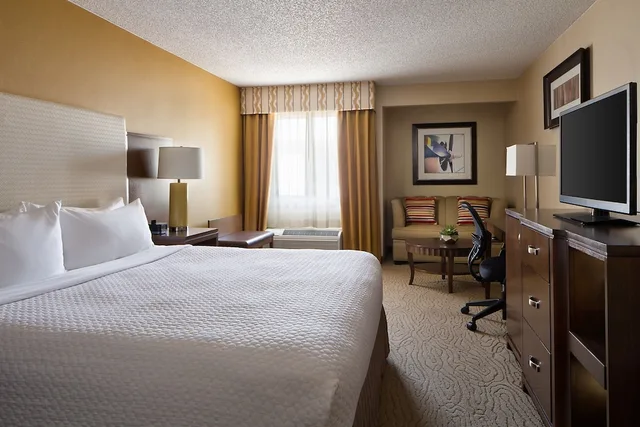 غرفة قياسية بسرير كينج لذوي الإعاقة، Crowne Plaza Dallas Near Galleria Addison 2/7