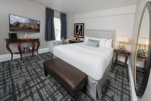Manor, Guest Room, Queen Bed، Viking Hotel 2/4