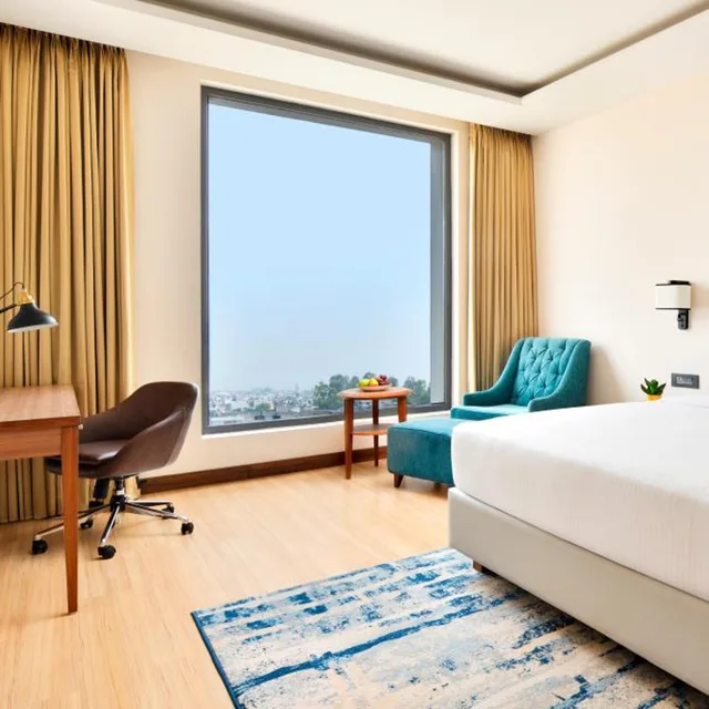 غرفة بريميوم بسرير كينج، Golden Tulip Jalandhar 3/4