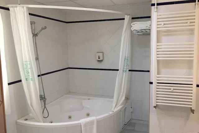 جناح جونيور بسرير كينج، Trh Ciudad de Baeza 3/3