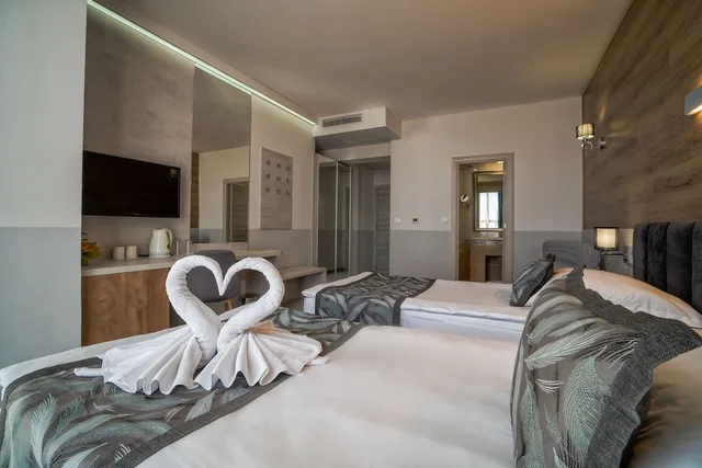 Room, Double or Twin Bed, Park View, Balcony, Havana Casino Hotel And Spa 2/5