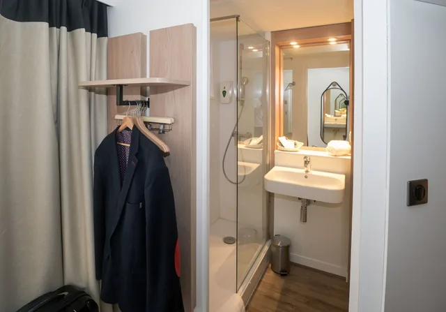 غرفة ثلاثية بثلاثة أسرّة، Logis Hotel Angers Sud Rest Henriett 3/3