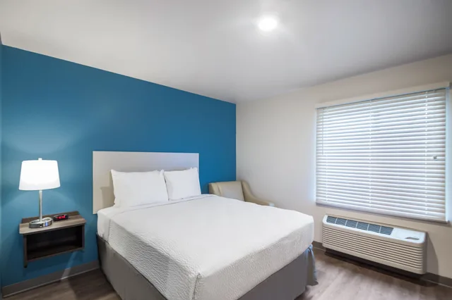 Room, Queen Bed, Sofa, Bathtub, Accessible, WoodSpring Suites Davenport Quad Cities 2/4