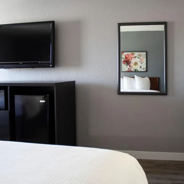 Room, King Bed, New Victorian Inn Suites Sioux City 6/10