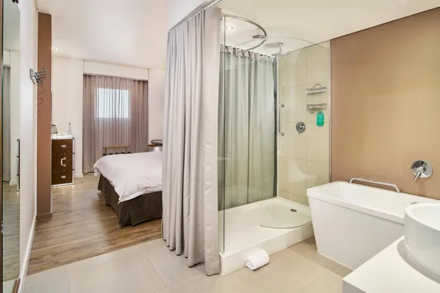 غرفة كبيرة بسرير كينج، Protea Hotel By Marriott O R Tambo Airport 6/8
