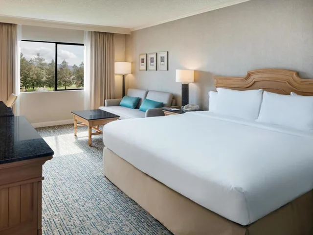 غرفة بسرير كينج بشرفة، Doubletree By Hilton Sonoma Wine Country 1/3