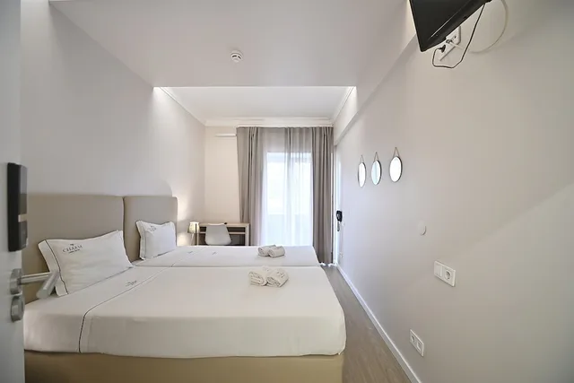غرفة بسريرين منفصلين بحمام مشترك، My Charm Lisbon Suites 8/10