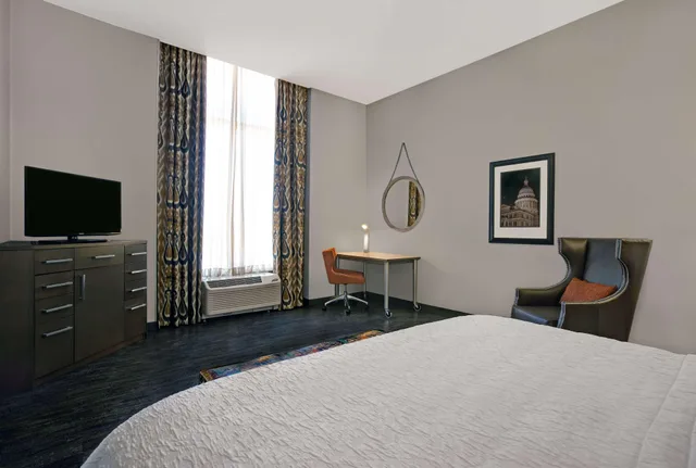 Room, Double Bed, Hampton Inn & Suites Austin At The University / Capitol 2/5