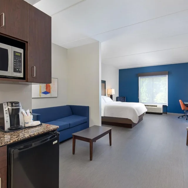 جناح بسرير كينج مع أريكة، Holiday Inn Express Hotel And Suites Cleveland Northwest 1/2