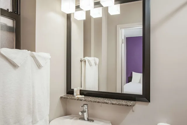 غرفة بسرير مزدوج لذوي الإعاقة، La Quinta Inn & Suites by Wyndham New York City Central Park 5/5