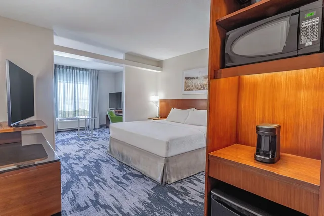 جناح بسرير كينج مع أريكة بمنطقة جلوس، Fairfield Inn Suites St John S Newfoundland 2/4