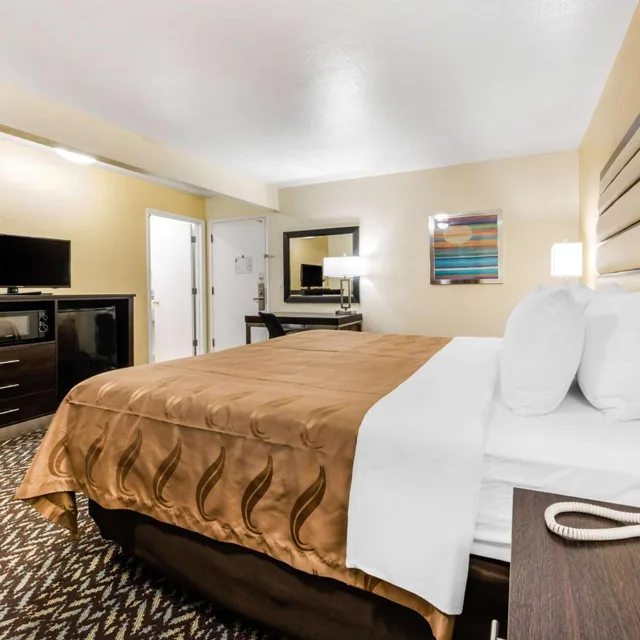 غرفة بسرير كينج بشرفة، Quality Inn & Suites Capitola By The Sea 2/5