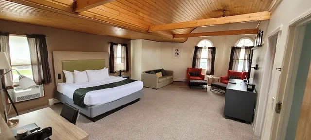 جناح شهر العسل بسرير كينج مع أريكة، Pictured Rocks Inn & Suites 3/5