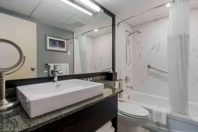 Deluxe, 2 Double Beds, Balcony, Best Western Premier Chateau Granville Hotel and Suites and Conf. Centre 4/4