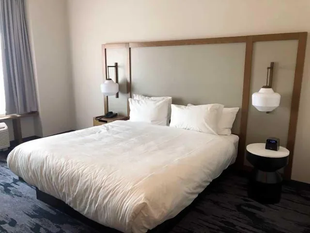 Guest Room, King Bed, Fairfield Inn and Suites Columbus Marysville 2/3