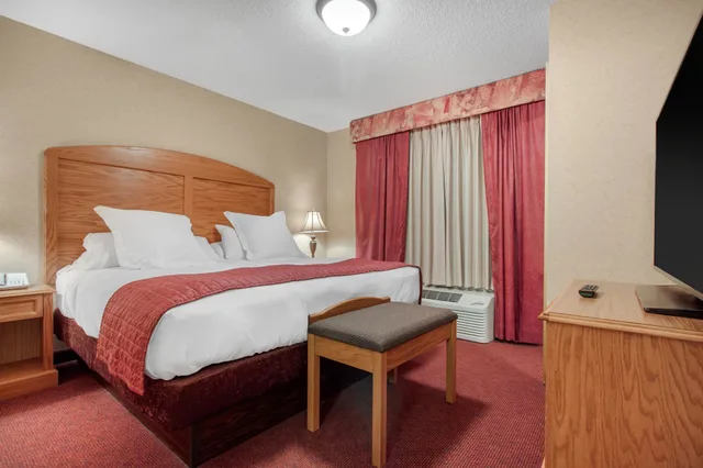 Standard, King Bed, Norfolk Lodge Suites Ascend Hotel Collection 5/10