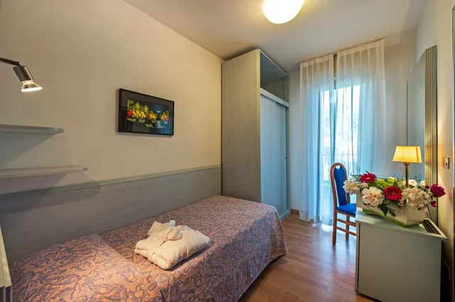 غرفة بشرفة مفردة بسرير فردي، HOTEL MERIDIANUS 4/5