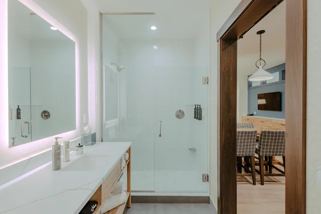 غرفة عائلية بسرير كينج وسريرين كوين، Skaneateles Fields Resort & Spa, Curio Collection by Hilton 8/8