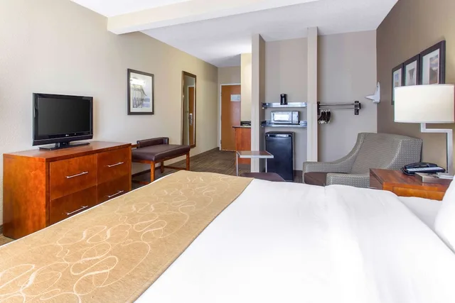 جناح بسرير كينج لذوي الإعاقة، Comfort Suites Southport - Oak Island 2/3
