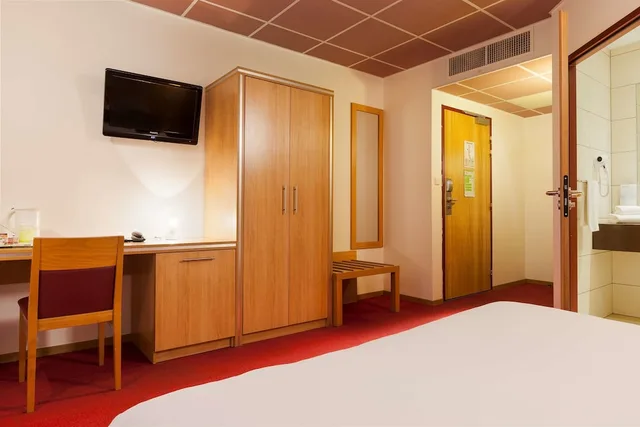 Standard, Double Bed, Hotel Campanile Metz Nord - Talange 4/10