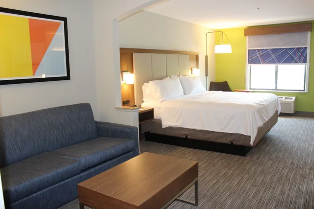 Suite, King Bed, Holiday Inn Express Forest City 2/3