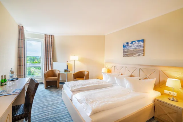 غرفة بسرير مزدوج بإطلالة على البحيرة، Strandhotel Seerose 2/5