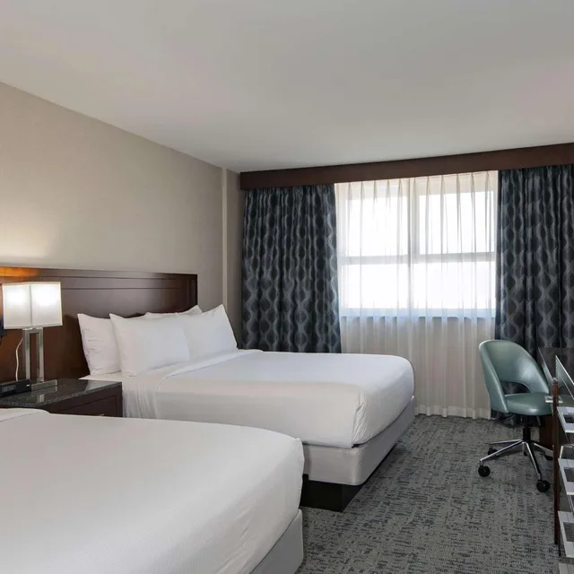 غرفة بسرير كينج وسريرين كوين، Doubletree By Hilton Kamloops 2/10
