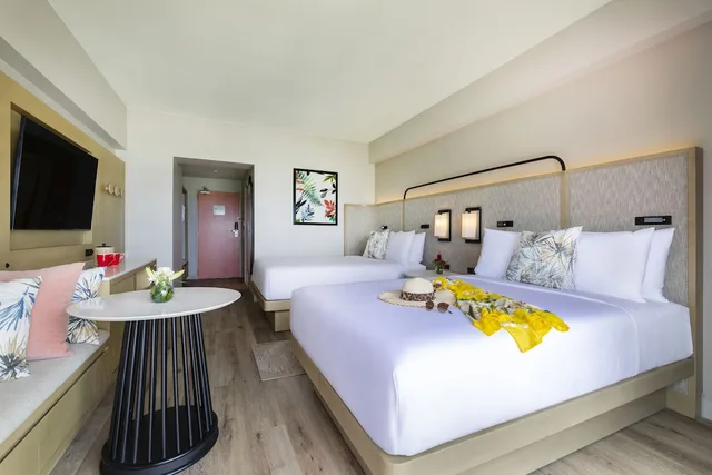 غرفة قياسية بسريرين مزدوجين بإطلالة على البحر، Crowne Plaza Resort Saipan an IHG Hotel 1/10