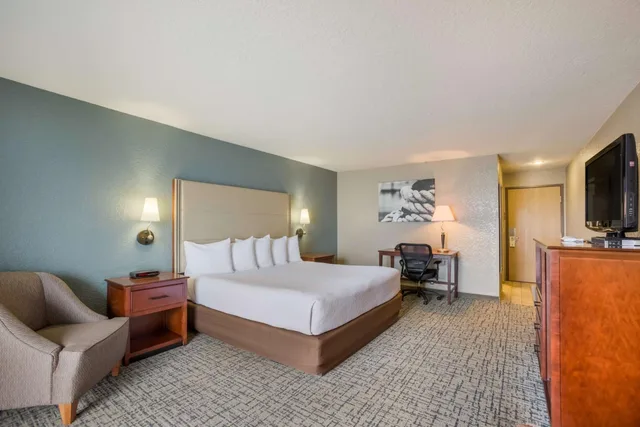 Room, King Bed, Lake Side, Lake View, Balcony، Best Western Harbour Pointe Lakefront 2/9