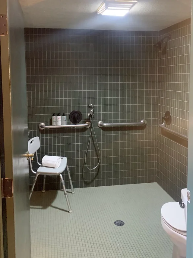 Roomy, King Bed, Accessible، Station House Inn South Lake Tahoe 3/4