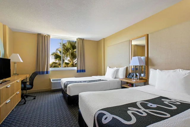 غرفة بسرير مزدوج بإطلالة على البحيرة، La Quinta Inn & Suites by Wyndham Sunrise 1/1