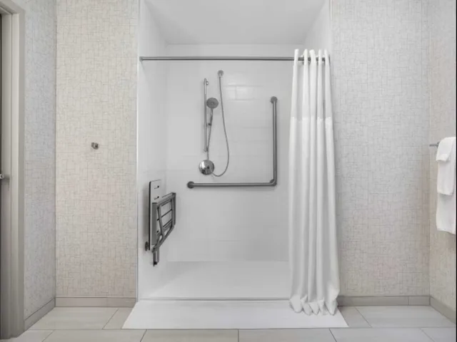 غرفة قياسية بسريرين كوين لذوي الإعاقة، Holiday Inn Express Suites Aurora 6/6